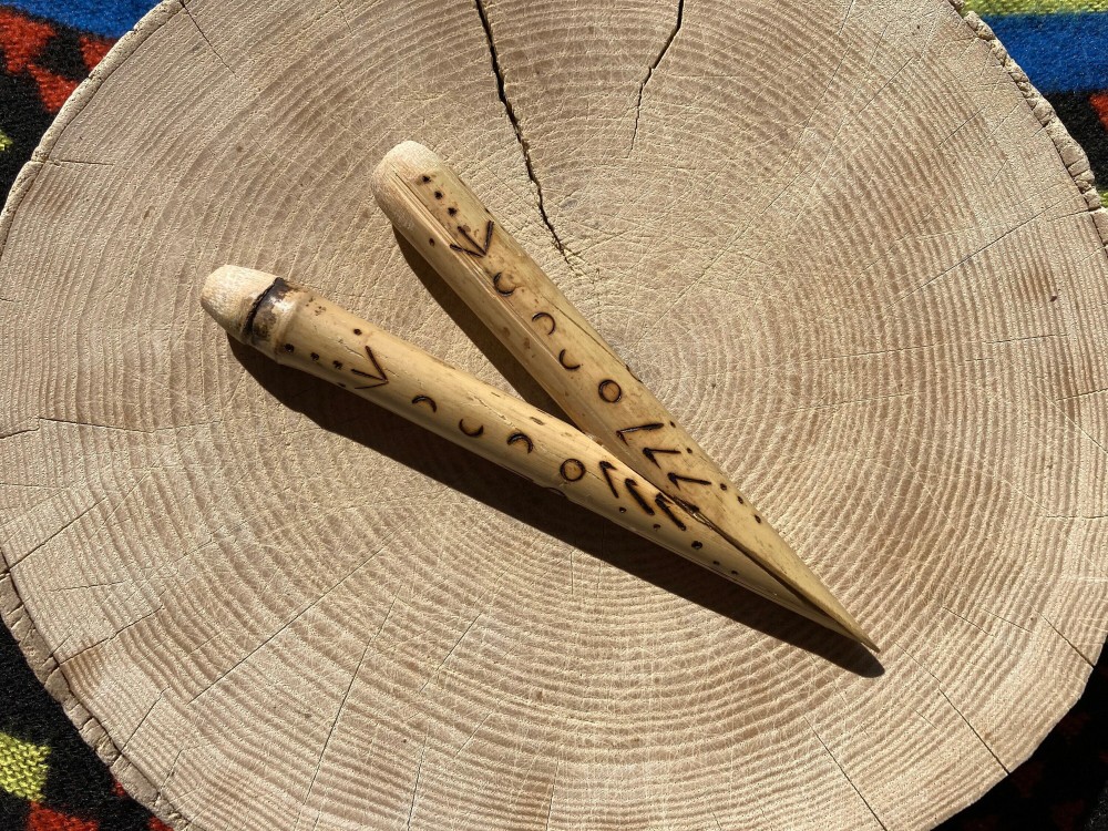 Woodburned kuripe, rapé applicator
