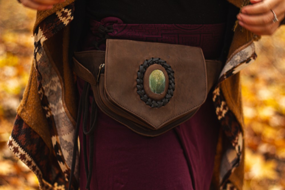 Leather leaf-style bag with a serpentine stone