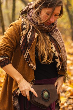 Leather leaf-style bag with a serpentine stone